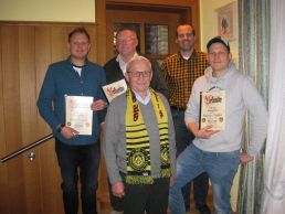 Danke für die Treue - Der VfL Wahrenholz um den Vorsitzenden Daniel Weiß zeichnete im Zuge der JHV langjährige Mitglieder aus...